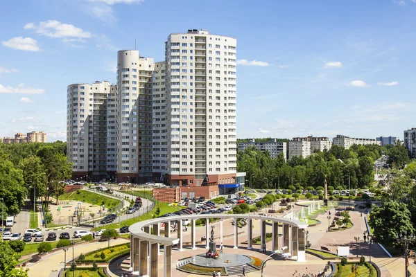 PUSHKINO, RUSIA - el 18 de junio de 2015. Paisaje de la ciudad en la tarde leiny. Una urbanización de varios pisos y el Memorial en el centro de la ciudad — Foto de Stock