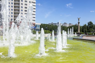 Pushkino, Rusya Federasyonu - 18 Haziran 2015 tarihinde. Leiny öğleden sonra şehir manzarası. Multystoried site içinde ve şehir merkezinde Anıtı