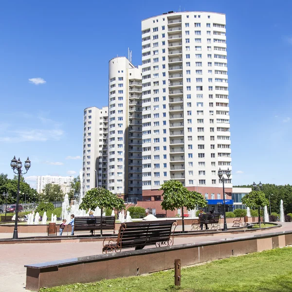 PUSHKINO, RUSIA - el 7 de mayo de 2015. Nuevas casas de varios pisos —  Fotos de Stock