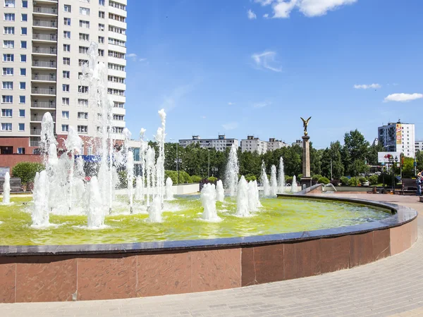 Pushkino, russland - am 18. Juni 2015. Stadtlandschaft am lauen Nachmittag. eine mehrstöckige Wohnsiedlung und das Denkmal in der Innenstadt — Stockfoto