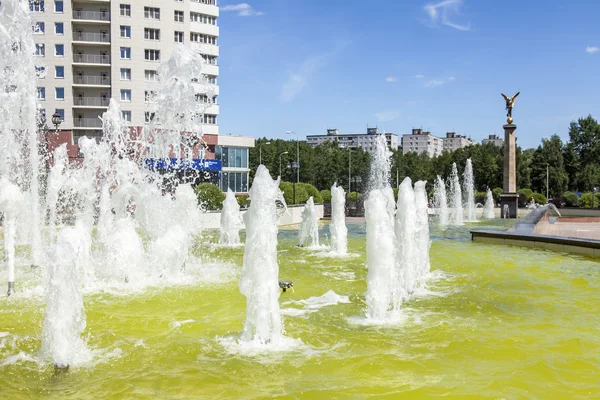 PUSHKINO, RUSSIE - le 18 juin 2015. Paysage urbain dans l'après-midi pluvieux. Un lotissement polyvalent et le Mémorial au centre-ville — Photo