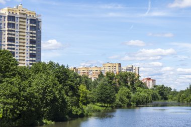 Pushkino, Rusya Federasyonu - 7 Mayıs 2015 tarihinde. Yeni multystoried evleri Serebryanka Nehri kıyısında