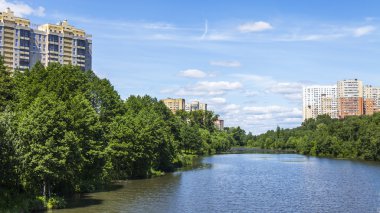 Pushkino, Rusya Federasyonu - 7 Mayıs 2015 tarihinde. Yeni multystoried evleri Serebryanka Nehri kıyısında