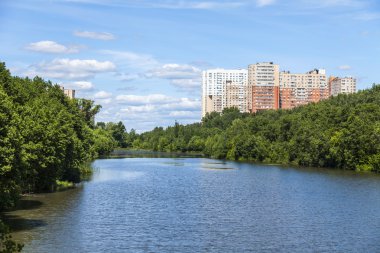 Pushkino, Rusya Federasyonu - 7 Mayıs 2015 tarihinde. Yeni multystoried evleri Serebryanka Nehri kıyısında