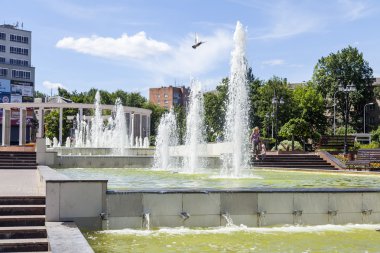 Pushkino, Rusya Federasyonu - 24 Haziran 2015 tarihinde. Bahar öğleden sonra şehir manzarası. Şehir merkezinde bir anıt