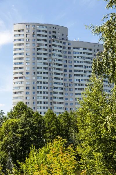 Poesjkino, Rusland, op 11 April 2015. Fragment van een gevel van een nieuw appartement huis — Stockfoto