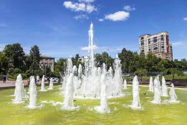 Pushkino, russland - am 24. Juni 2015. Stadtlandschaft am Frühlingnachmittag. ein Denkmal in der Innenstadt — Stockfoto
