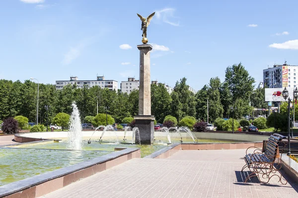 PUSHKINO, RUSIA - el 24 de junio de 2015. Paisaje urbano en la tarde de primavera. Un monumento en el centro de la ciudad — Foto de Stock