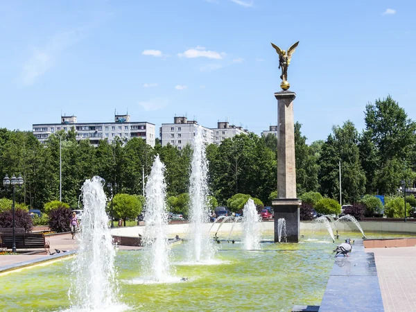 PUSHKINO, RUSIA - el 24 de junio de 2015. Paisaje urbano en la tarde de primavera. Un monumento en el centro de la ciudad — Foto de Stock