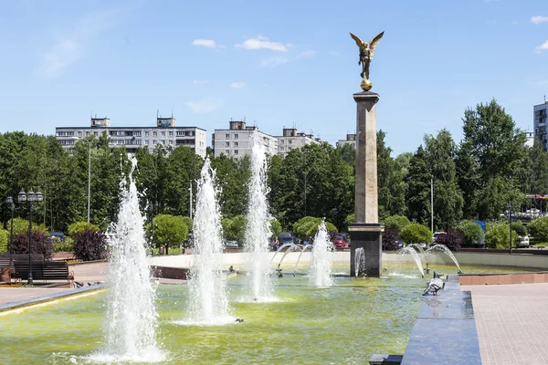 Pushkino, Rusya Federasyonu - 24 Haziran 2015 tarihinde. Bahar öğleden sonra şehir manzarası. Şehir merkezinde bir anıt — Stok fotoğraf