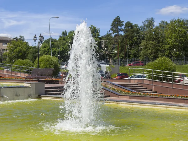 PUSHKINO, RUSIA - el 1 de junio de 2015. Paisaje urbano en el soleado día de verano. La fuente, fragmento —  Fotos de Stock
