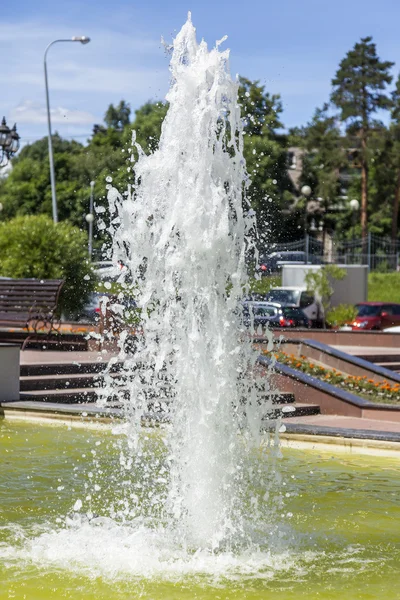 PUSHKINO, RUSSIA - on JUNE 1, 2015. City landscape in the sunny summer day. The fountain, fragment — Stock Photo, Image