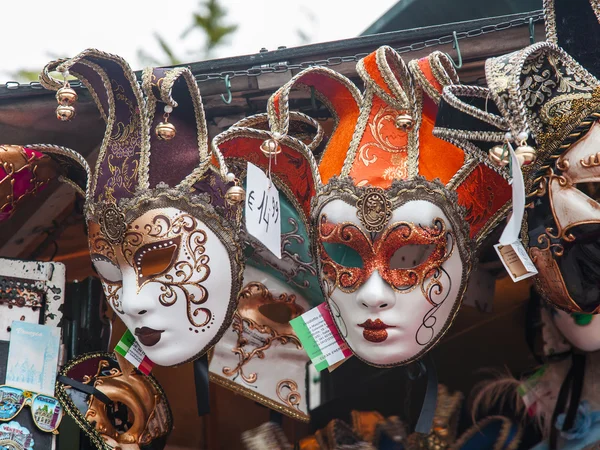 Typische venezianische Karnevalsmasken in einem Schaufenster eines Souvenirgeschäfts — Stockfoto