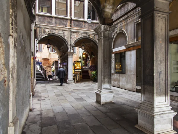 VENICE, ITALY - on MAY 4, 2015. The typical architectural details of old buildings — Stock Photo, Image