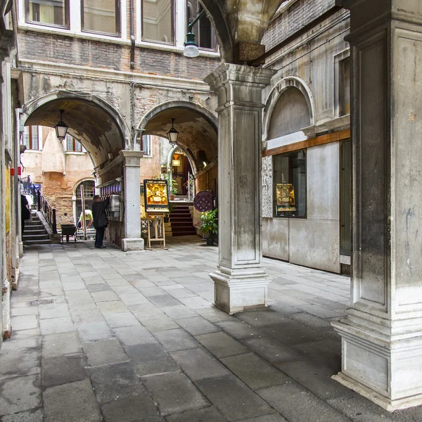 Venedig, Italien - den 4 maj 2015. Typiska arkitektoniska detaljer i gamla byggnader — Stockfoto