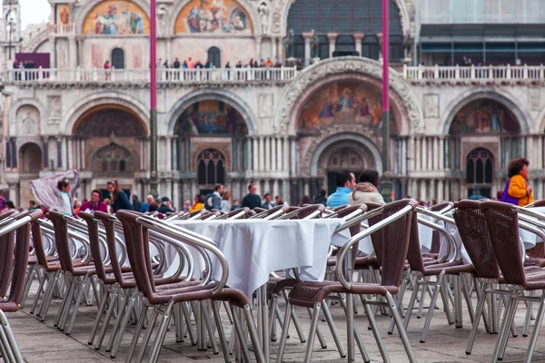 VENICE, ITALY - on MAY 4, 2015. San-Marko (Piazza San Marco) Square - the main city square. Summer cafe open-air. — Zdjęcie stockowe