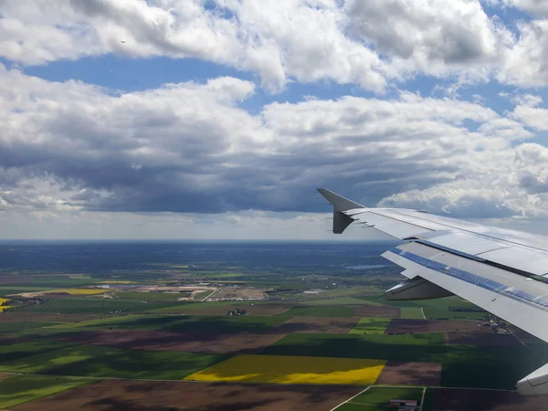 Der Blick von oben aus einem Fenster des Flugzeugs, das im Landeanflug ist — Stockfoto