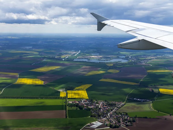 La vista superior desde una ventana del avión que viene en la tierra — Foto de Stock