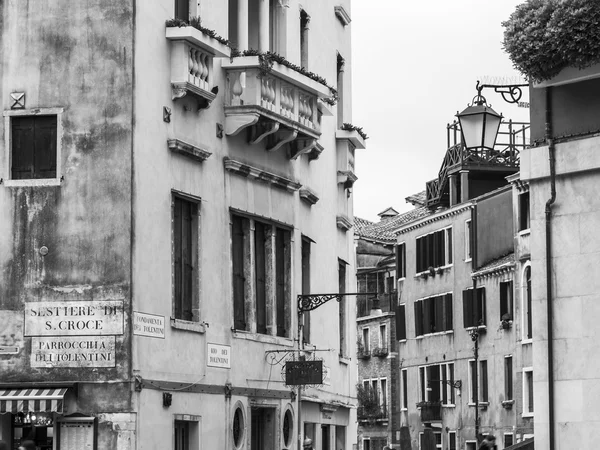 Benátky, Itálie - na 4 května 2015. Fragment fasáda typický dům v ostrově části města — Stock fotografie