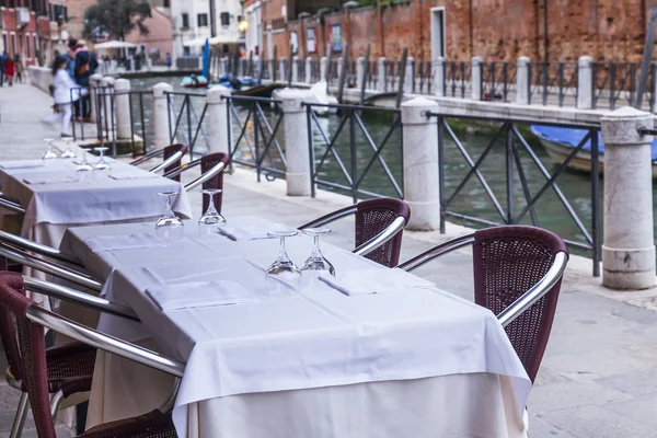 VENICE, ITALY - on MAY 2, 2015. Summer cafe open-air on the canal embankment — Stock Photo, Image
