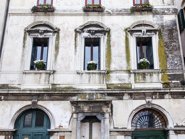 Venedig, Italien - den 4 maj 2015. Ett fragment av en fasad hos ett typiskt hus i ö delen av staden — Stockfoto