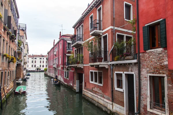 VENICE, ITALY - on MAY 4, 2015. The typical Venetian street canal and its reflection in water — ストック写真