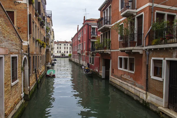 VENICE, ITALY - on MAY 4, 2015. The typical Venetian street canal and its reflection in water — Stock Photo, Image