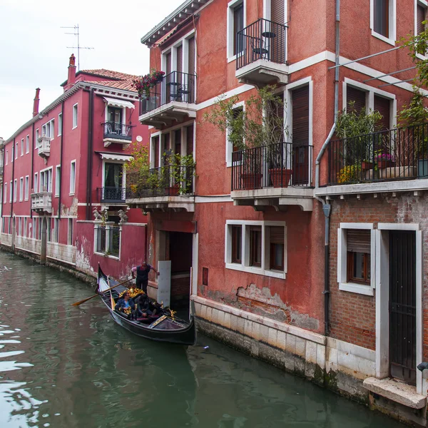 VENICE, ITALY - on MAY 4, 2015. The typical Venetian street canal and its reflection in water — Stock Photo, Image