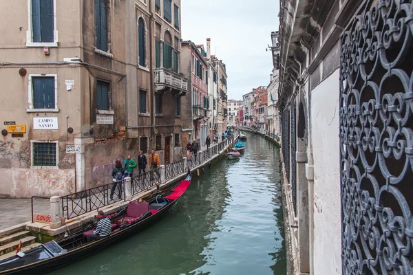 VENICE, ITALY - on MAY 4, 2015. The typical Venetian street canal and its reflection in water — Stockfoto