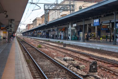 2 Mayıs 2015 tarihinde, Bologna, İtalya. Yolcu treni varış Merkez İstasyonu platformunda bekliyoruz.