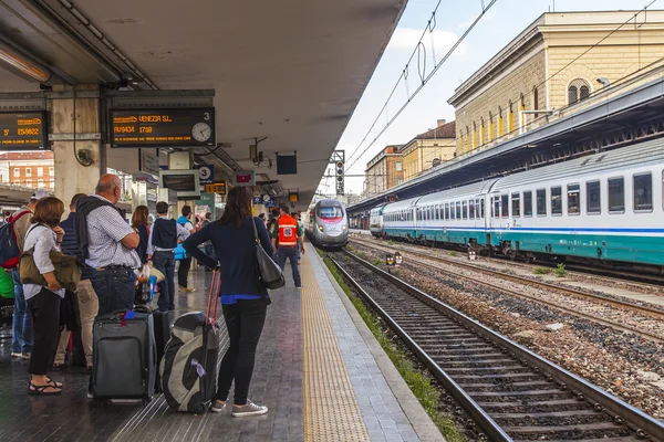 ボローニャ、イタリア、2015 年 5 月 2 日に。乗客は中央駅のプラットホームで列車の到着を期待します。 — ストック写真