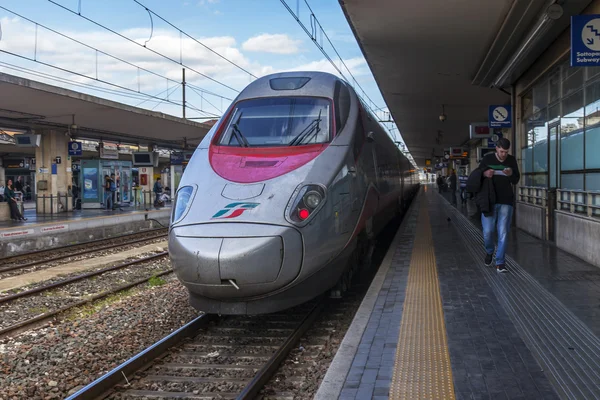 BOLOGNA, ITÁLIA, em 2 de maio de 2015. O trem moderno de alta velocidade custa na plataforma da estação central — Fotografia de Stock