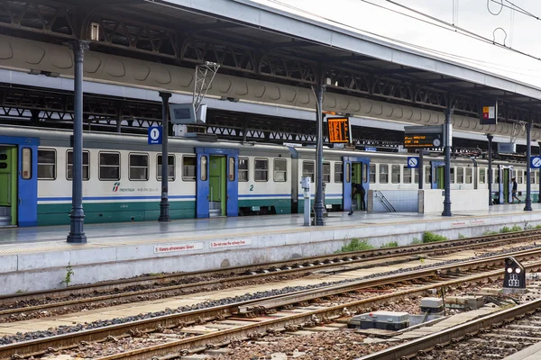 BOLOGNA, ITALY, on MAY 2, 2015. The high-speed modern train stopped at the platform of the Central station — Stock fotografie