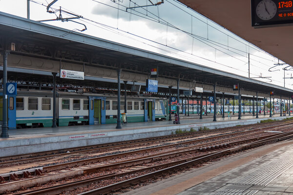 BOLOGNA, ITALY, 2 мая 2015 года. Скоростной современный поезд остановился на платформе Центрального вокзала

