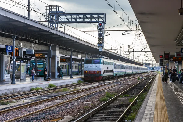 Bologna, Italien, den 2 maj 2015. Passagerare förväntar ankomsten av tåget på plattformen av centralstationen — Stockfoto