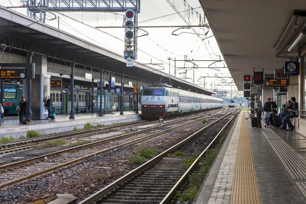 ボローニャ、イタリア、2015 年 5 月 2 日に。乗客は中央駅のプラットホームで列車の到着を期待します。 — ストック写真