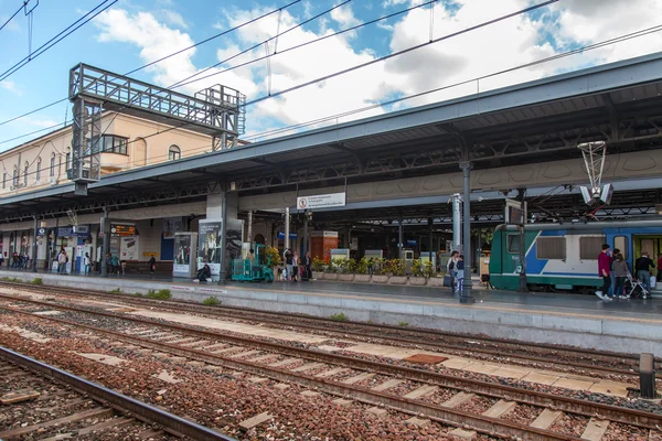 Bologna, Italië, op 2 mei 2015. Passagiers verwachten de komst van de trein op het platform van het centraal station — Stockfoto