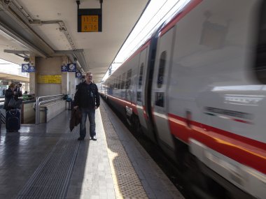 2 Mayıs 2015 tarihinde, Bologna, İtalya. Yolcu treni varış Merkez İstasyonu platformunda bekliyoruz.