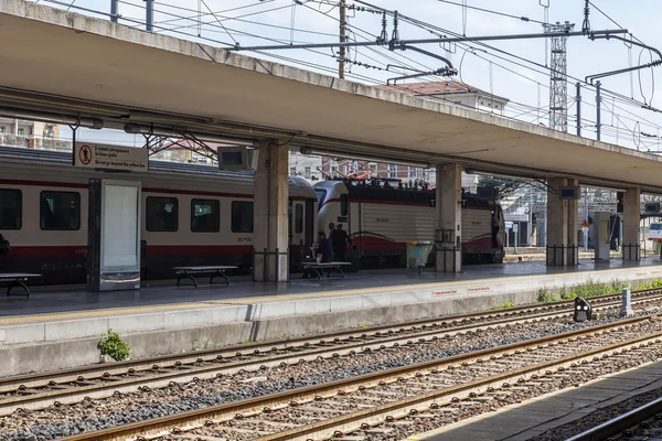 BOLOGNA, ITALY, on MAY 2, 2015. The train stopped near the platform of the Central station — ストック写真