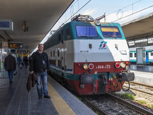 Bologna, Italien, den 2 maj 2015. Passagerare förväntar ankomsten av tåget på plattformen av centralstationen — Stockfoto