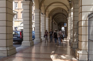 2 Mayıs 2015 tarihinde, Bologna, İtalya. Parlak güneşli bir günde tipik kentsel görünümü