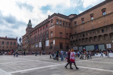 2 Mayıs 2015 tarihinde, Bologna, İtalya. Parlak güneşli bir günde tipik kentsel görünümü