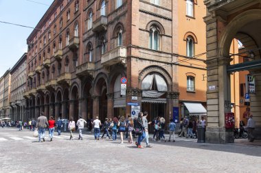 2 Mayıs 2015 tarihinde, Bologna, İtalya. Parlak güneşli bir günde tipik kentsel görünümü