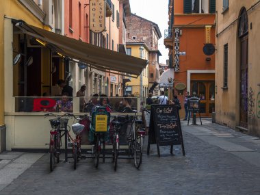 2 Mayıs 2015 tarihinde, Bologna, İtalya. Parlak güneşli bir günde tipik kent görünümünde. Açık hava kafe küçük tablolar