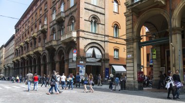 2 Mayıs 2015 tarihinde, Bologna, İtalya. Parlak güneşli bir günde tipik kentsel görünümü