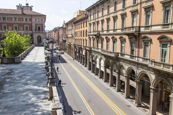 博洛尼亚，意大利，2015 年 5 月 2 日。典型的城市景观，在阳光灿烂的日子 — 图库照片