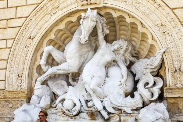 BOLOGNA, ITÁLIA, em 2 de maio de 2015. Uma escultura num ambiente urbano. Fragmento da fonte — Fotografia de Stock