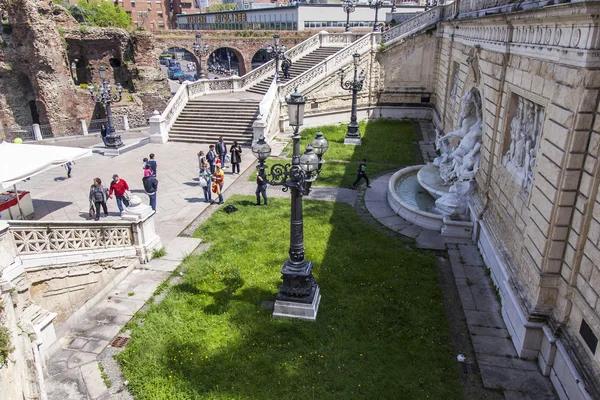 Bologna, italien, am 2. mai 2015. typische städteansicht im strahlend sonnigen tag — Stockfoto