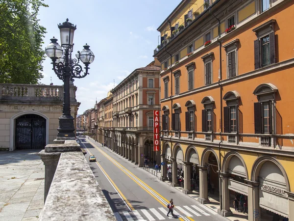 BOLOGNA, ITALIA, 2 DE MAYO DE 2015. Típica vista urbana en el brillante día soleado — Foto de Stock