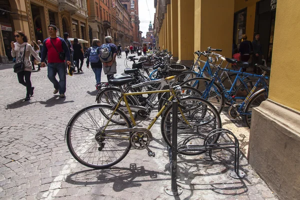 BOLOGNA, ITALIA, 2 DE MAYO DE 2015. Típica vista urbana en el brillante día soleado — Foto de Stock